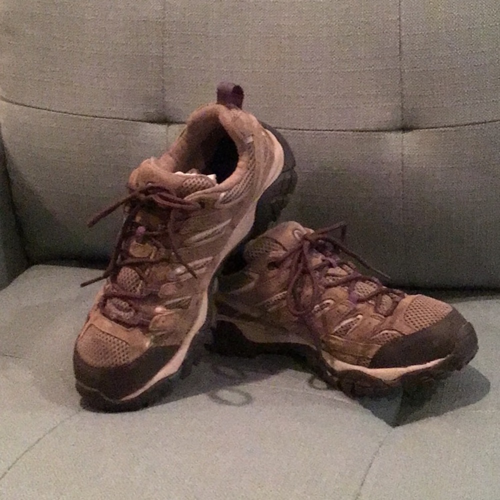 Merrell Women's Moab Low Top Vibram Tan Hiking Shoes Size 10
